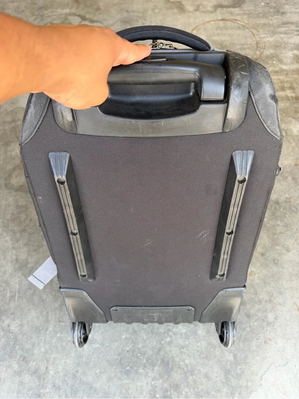 Oakley 39L Black Luggage 22” Upright Wheeled Carry On Roller Travel Bag Suitcase